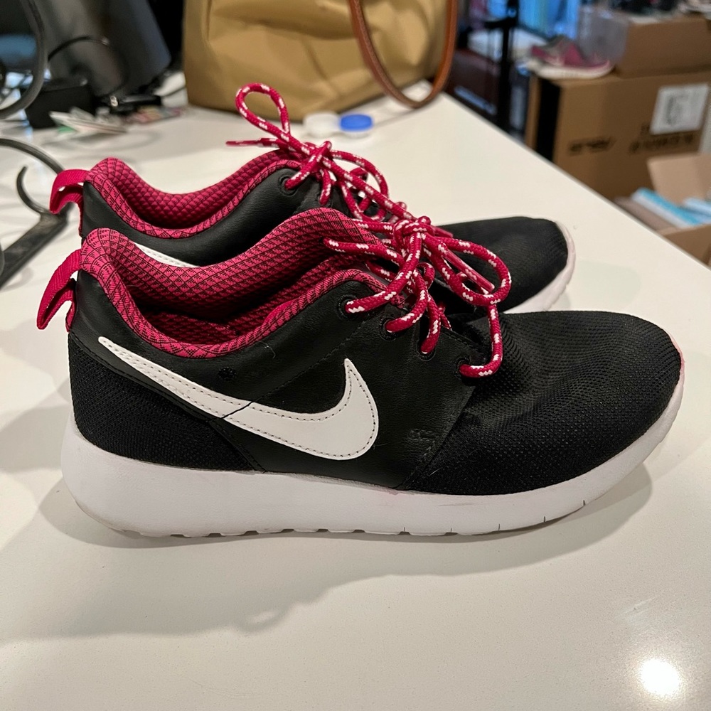 Girl’s Nike Roshe Black & Pink Running Shoes